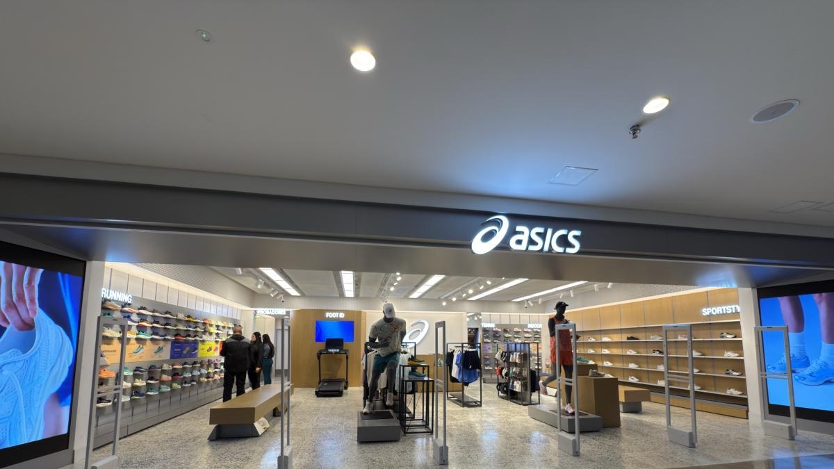 ASICS apre il suo nuovo negozio presso il centro commerciale Andino di Bogotà.