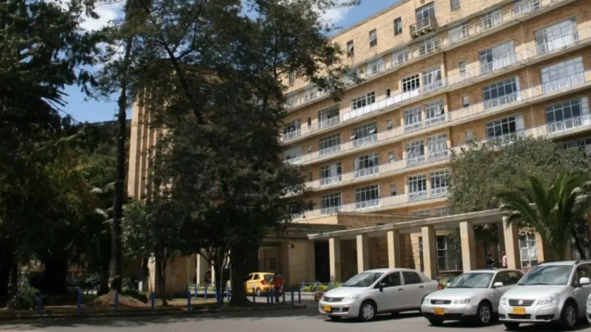 L'ospedale San Carlos di Bogotà sospende i servizi di emergenza: il direttore spiega i motivi della chiusura temporanea.