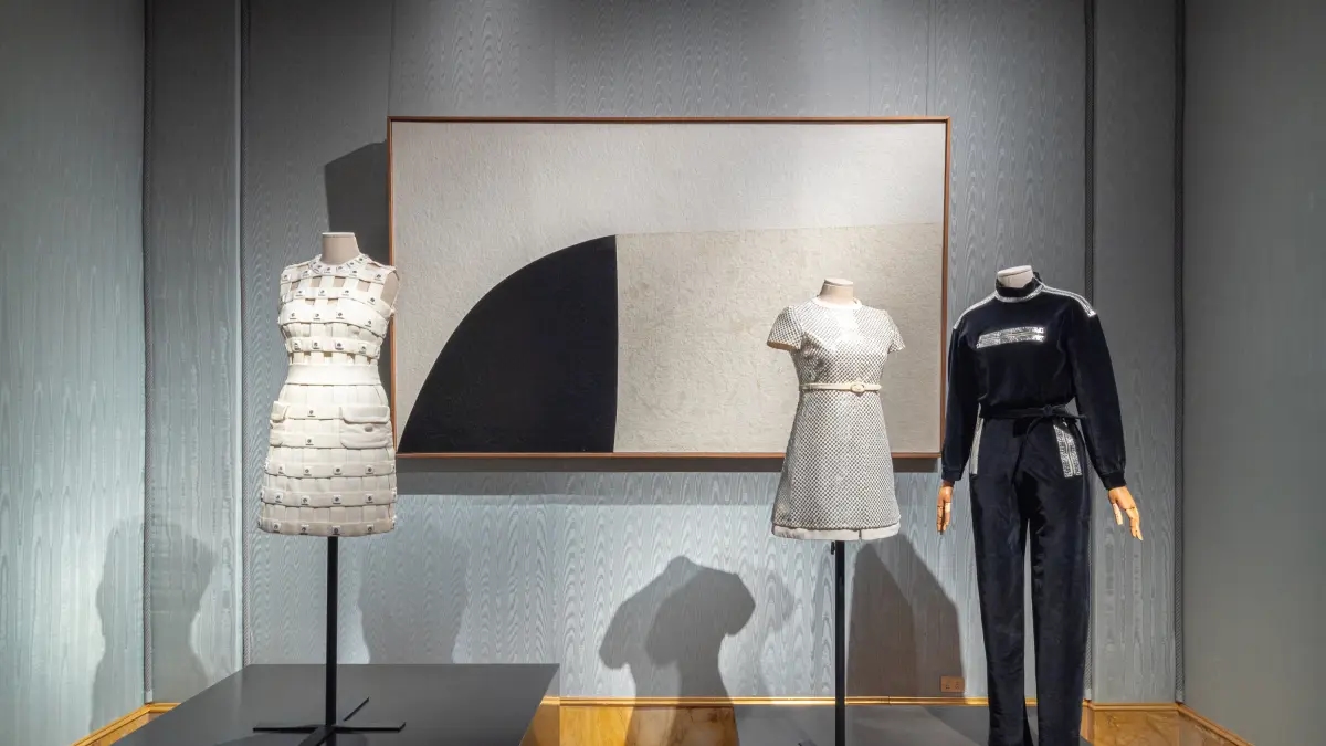 Entdecken Sie die Mode des 20. Jahrhunderts im Palazzo Pitti in Florenz, Italien: Einzigartige Kleider verschmelzen mit Kunst in einer einzigartigen Ausstellung.
