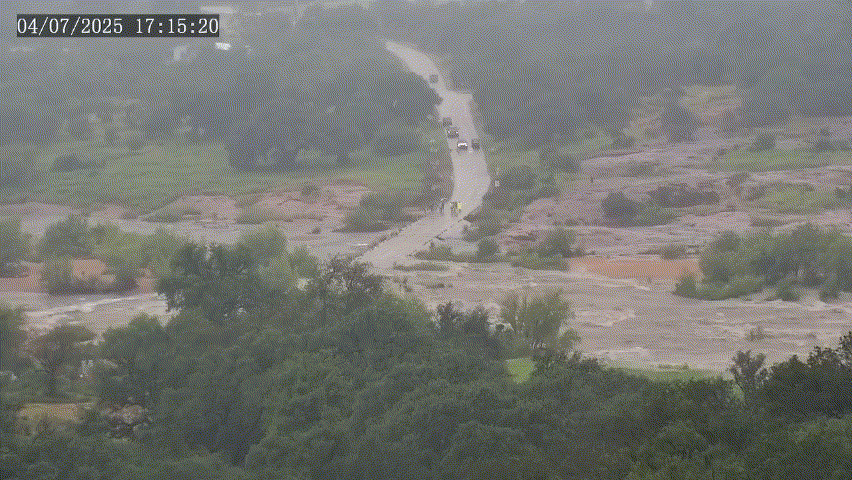 VIDEOS: Flooded rivers sweep away roads and leave 52 dead, including 15 children, in flooding in Texas, USA.