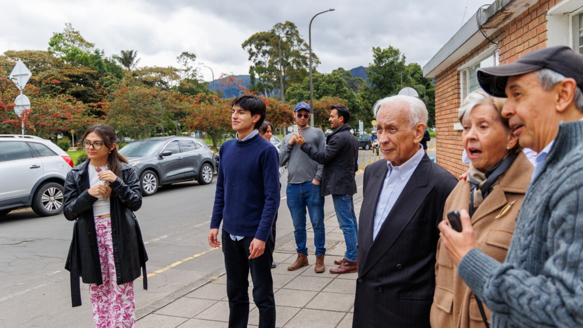 Dies ist das große Teleskop, das der Neurowissenschaftler Rodolfo Llinás der Nationalen Universität gespendet hat.
