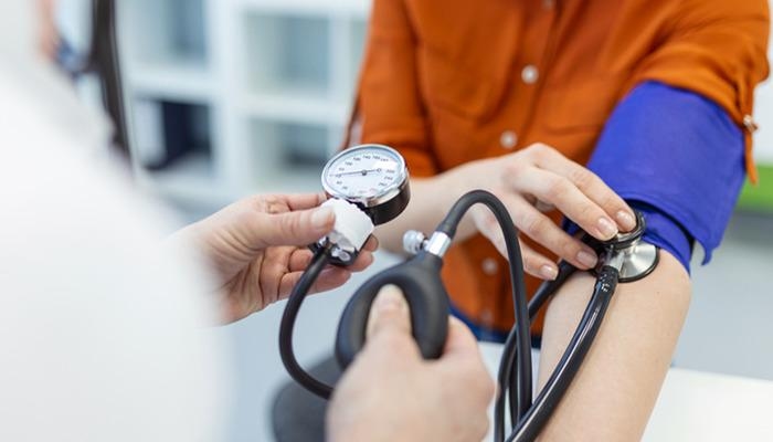 Un cardiologo esperto offre 5 consigli d'oro per riequilibrare la pressione sanguigna ogni giorno! Attenzione, pazienti con pressione alta: "È come versare benzina sul cuore".