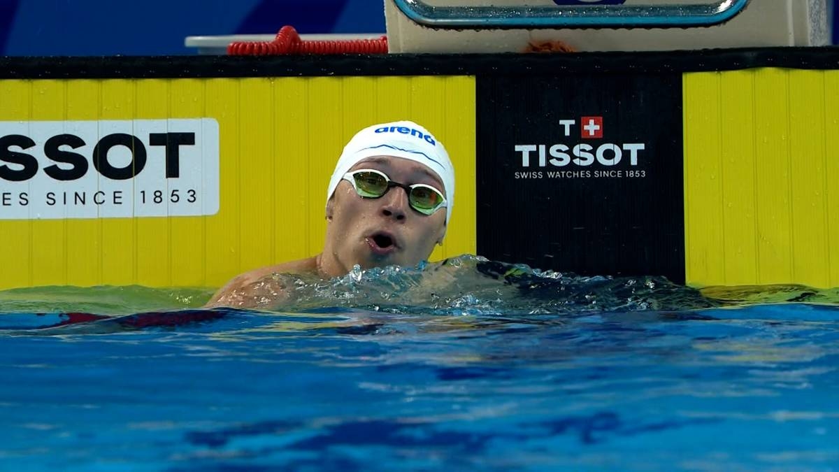 Majchrzak mit einer Medaille. Er hat den Weltrekord gebrochen.