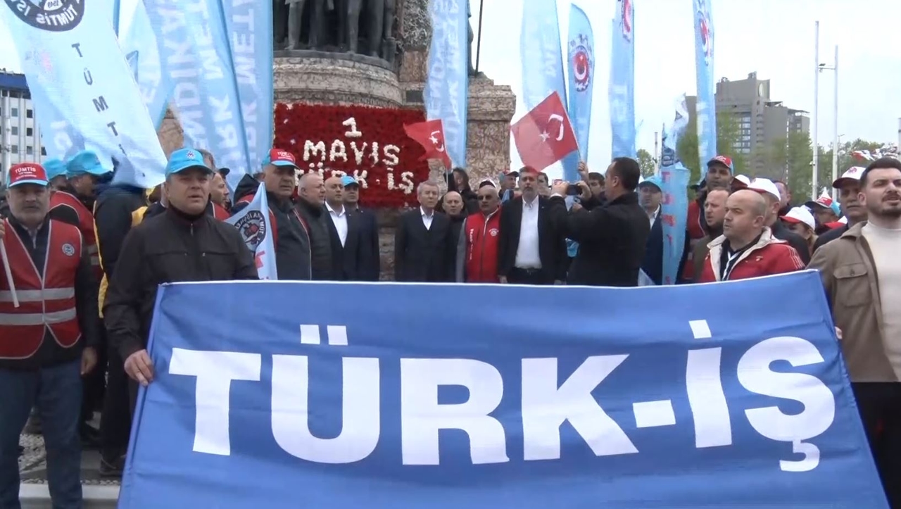 TÜRK-İŞ depositó una ofrenda floral en Taksim