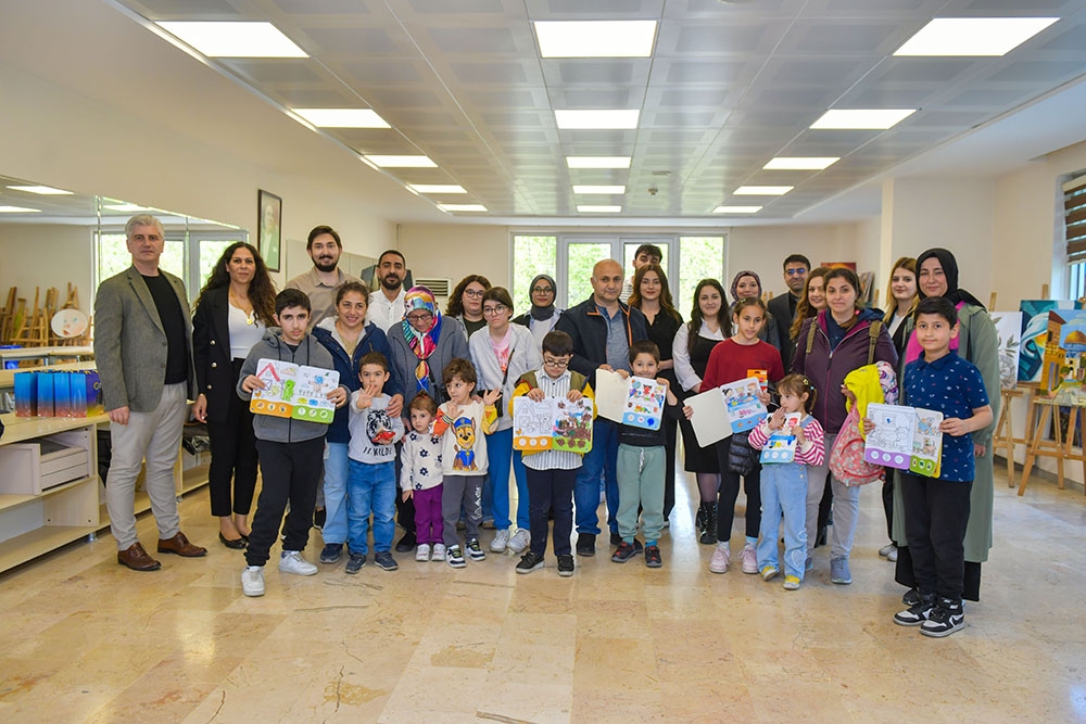 La imaginación especial de los niños coloreó los lienzos.
