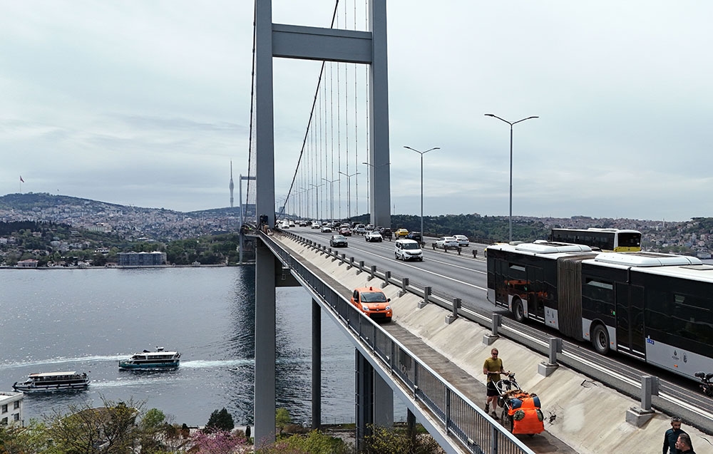 Momento histórico en la marcha intercontinental: Karl Bushby cruza el Puente de los Mártires del 15 de Julio