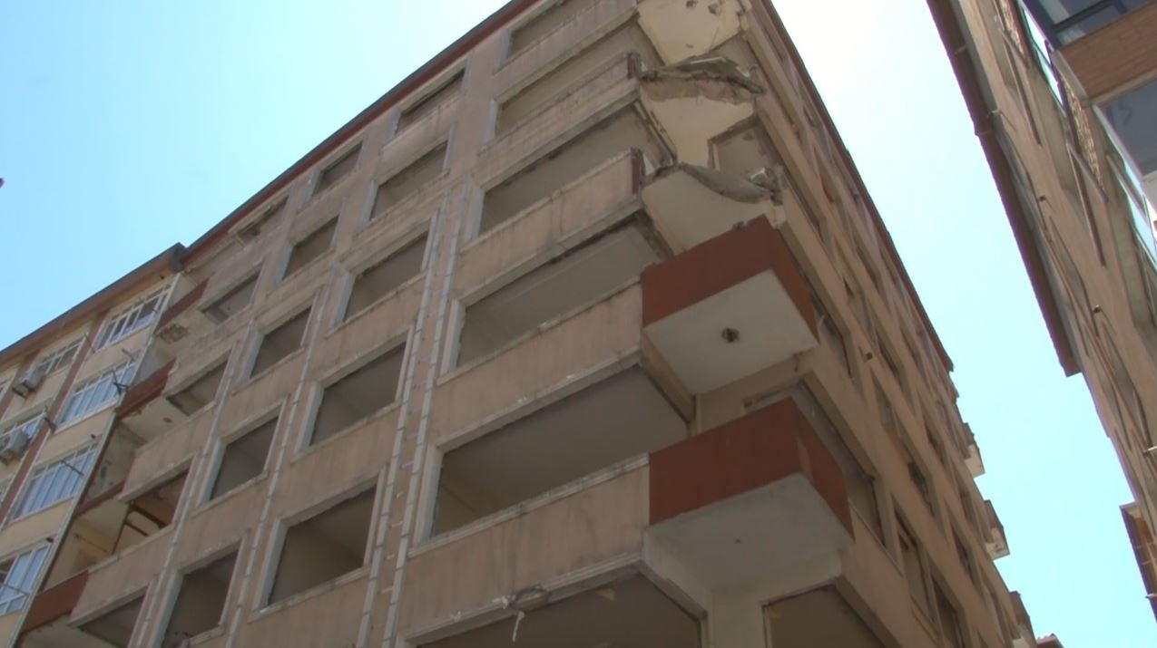 Balkon eines abgerissenen Gebäudes in Bahçelievler stürzte während des Erdbebens ein: 1 Verletzter