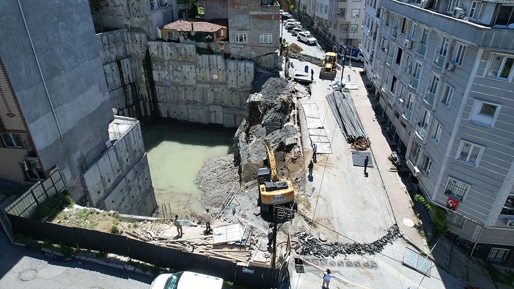 Straße stürzte während Bauarbeiten in Gaziosmanpaşa ein