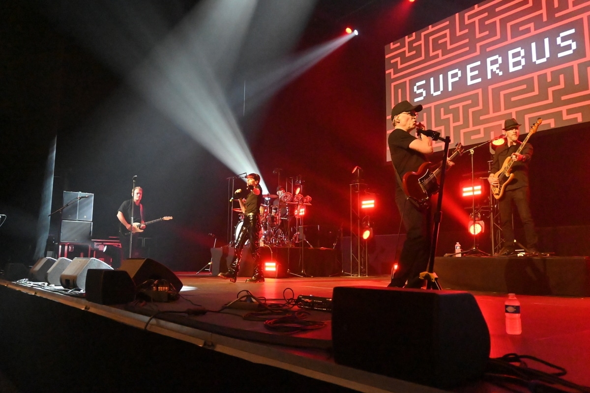Superbus e companhia: noite de pura loucura oferecida no Palestra