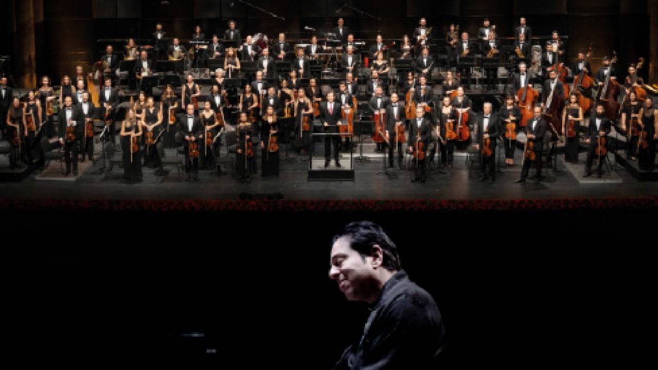 Fazil Say e a Orquestra Filarmônica de Istambul Borusan receberam uma ovação de pé na Elbphilharmonie: o rosto brilhante de Türkiye estava no palco