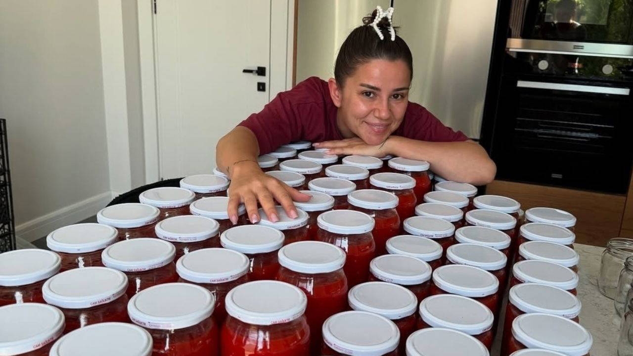 Preparativos de inverno de Merve Özbey: Ela preparou dezenas de potes de molho de tomate