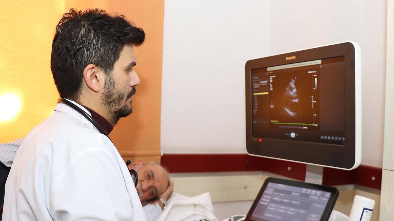 Un litre de liquide a été drainé du péricarde du patient admis aux urgences.