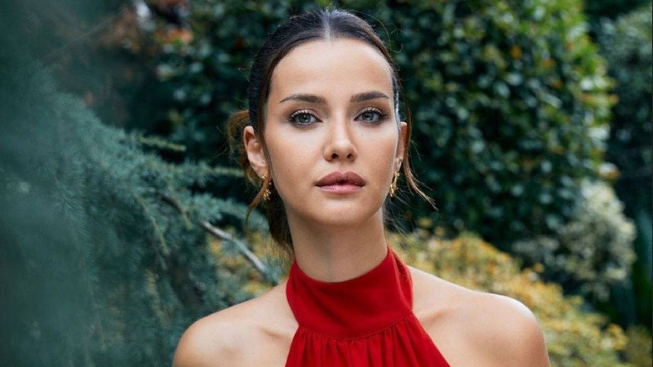Uma criança morreu no mar: İrem Helvacıoğlu compareceu ao casamento usando um colar cervical