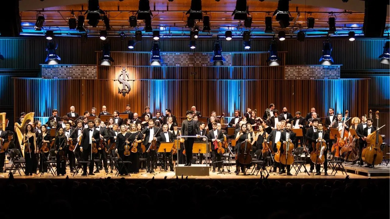 İş Sanat opende zijn concertseizoen met Pablo Ferrández en het Tekfen Philharmonic Orchestra