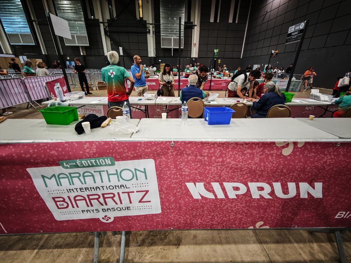 Biarritz: ¡el maratón es mañana! Los participantes desfilan para recoger sus dorsales en el salón Iraty