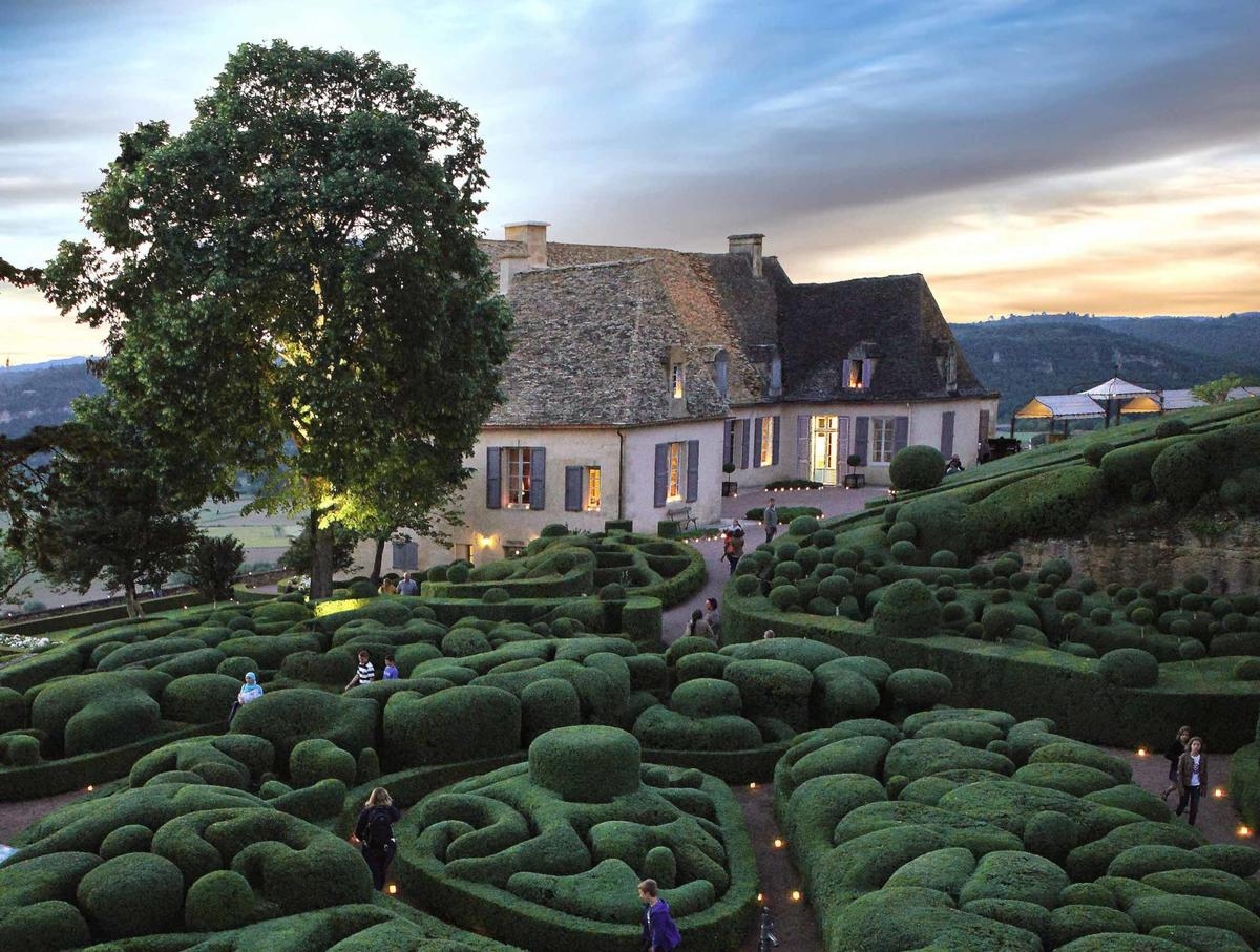 Férias em Dordonha: jardins de Marqueyssac, castelo de Commarque, os lugares mais bonitos que podem ser visitados à noite neste verão