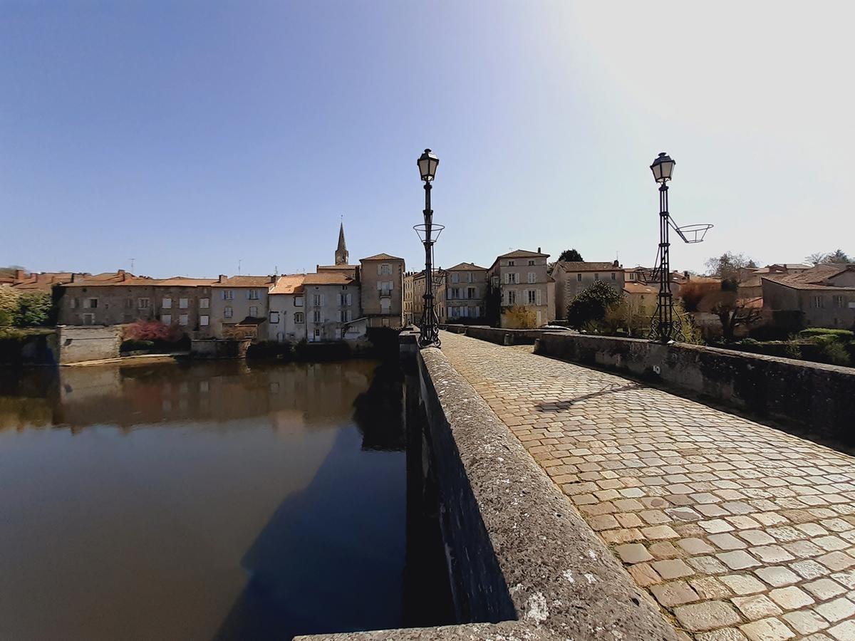 Wakacje w Charente: co zobaczyć, co robić, gdzie zjeść, gdzie się zatrzymać w Confolens
