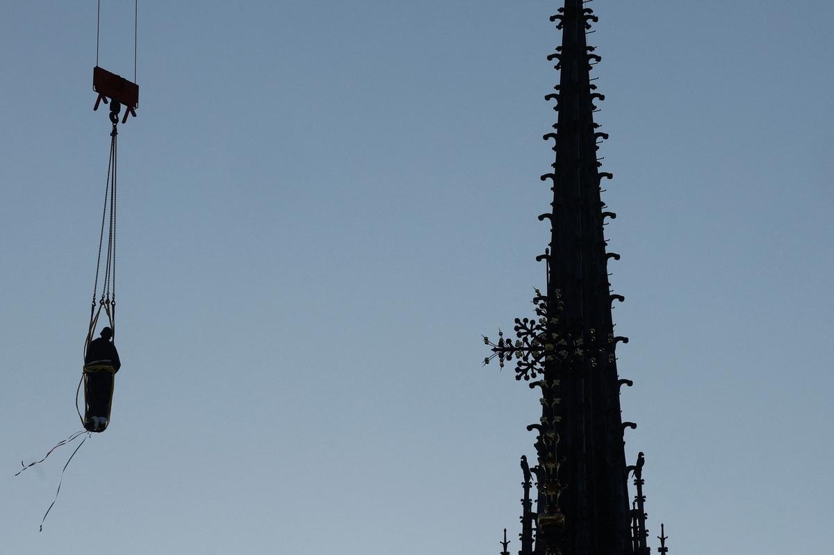 Notre-Dame de Paris: Erste Statue auf dem Turm wieder aufgestellt