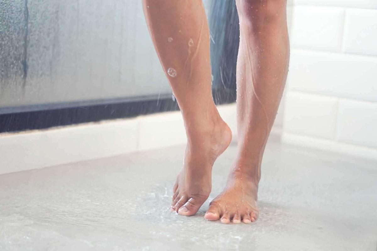 Orinar en la ducha: ¿es realmente seguro?