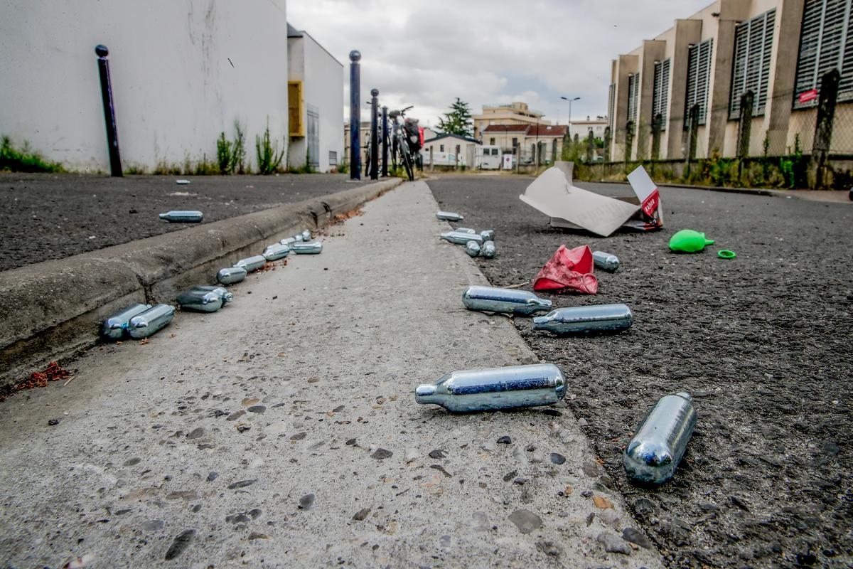 Chega de risadas, cidade de Agen regulamenta uso de óxido nitroso em vias públicas