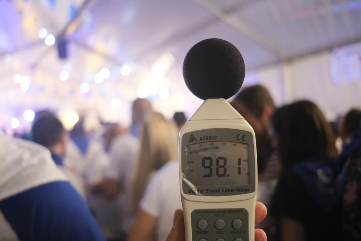 Festiwal Madeleine 2025. Odpowiednik hałasu młota pneumatycznego z odległości 2 metrów: zmierzyliśmy głośność dźwięku