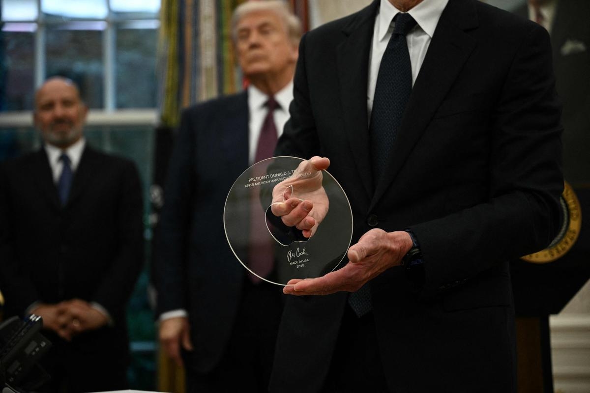 De l’or, une missive royale, un Nobel… Comment les puissants tentent de gagner les faveurs de Trump