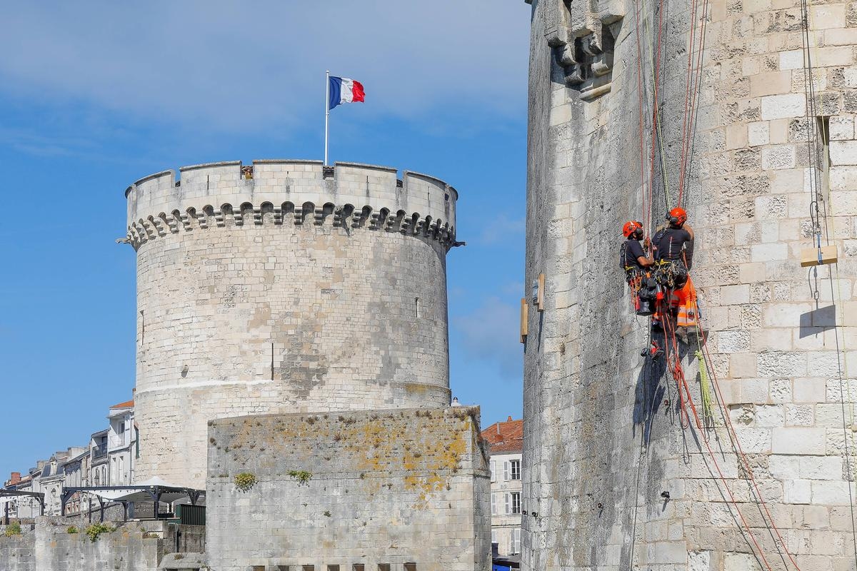 W ZDJĘCIACH. W La Rochelle, oszałamiająca interwencja akrobatów na wieży Saint-Nicolas