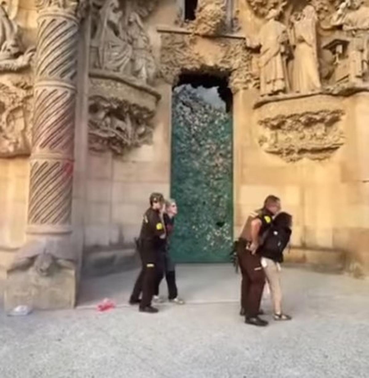 Video: Çevreciler Barselona'daki Sagrada Familia'nın cephesini sprey boyayla boyuyor