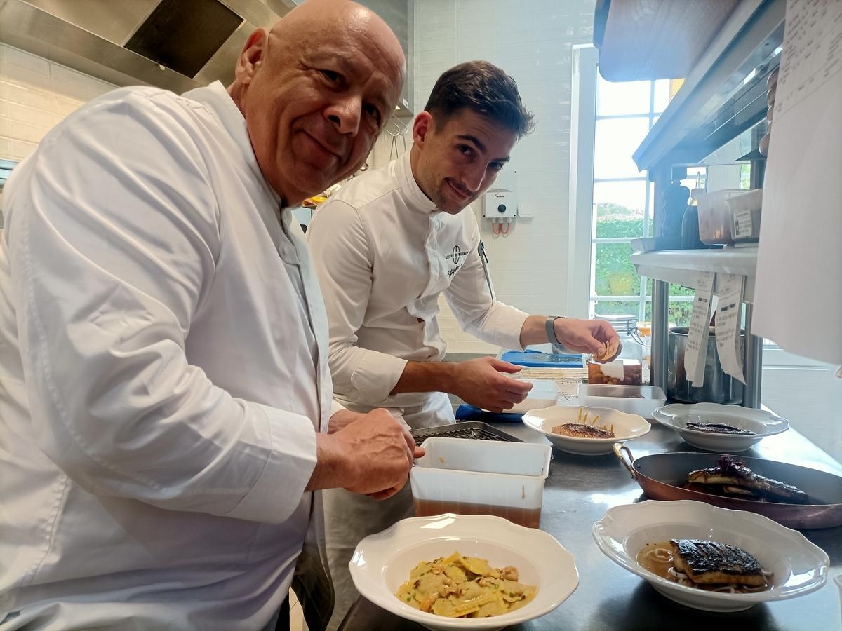 Vídeo. Dordoña: «La dinámica de la juventud», Thierry Marx forma un dúo con el chef Antoine Beyris en la cocina.