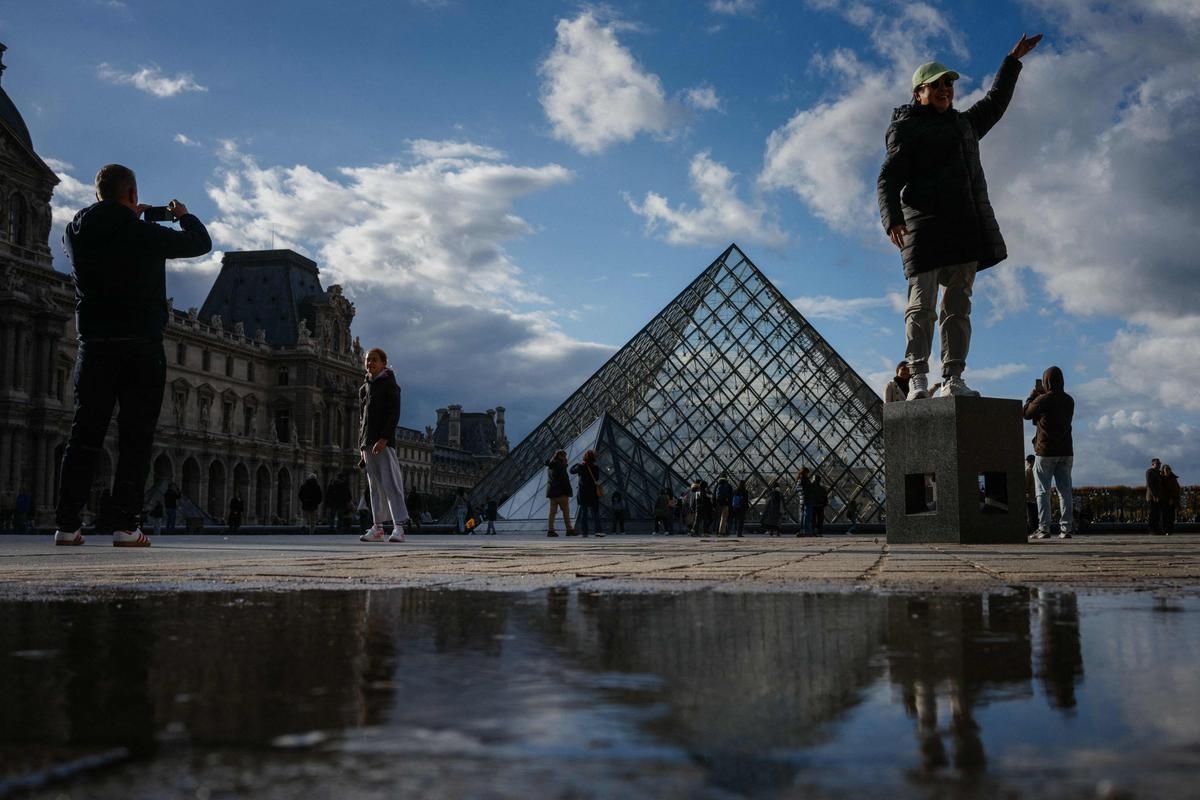 Louvre burglary: the two suspects charged and placed in pre-trial detention
