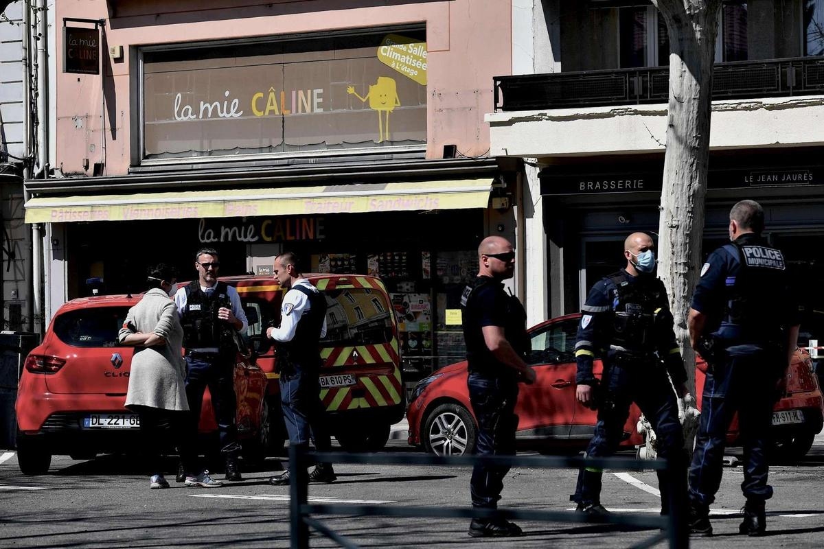 Attaque terroriste au couteau dans la Drôme en 2020 : 30 ans de réclusion contre l’assaillant