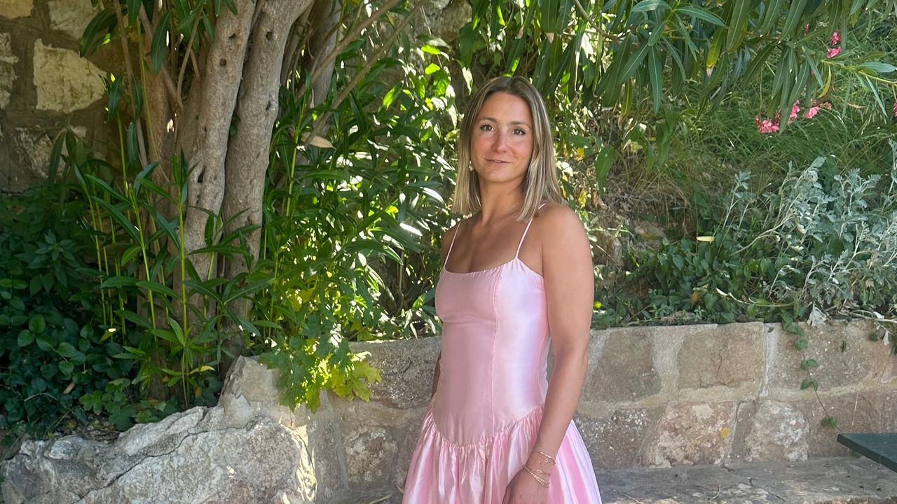 Bu gelin gelinliğini pembeye boyadı ve daha sonra başka bir düğünde konuk olarak giydi