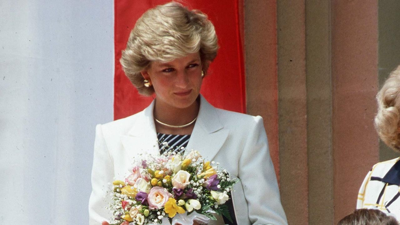 La princesa Diana lució esta divertida tendencia de falda en Cannes en 1987, que será tendencia en el verano de 2025.