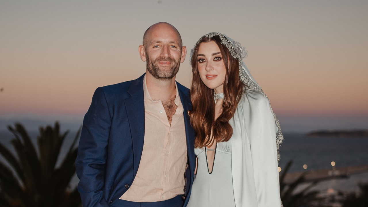 Esta noiva usou um vestido vintage azul-gelo em seu casamento em uma vila marroquina