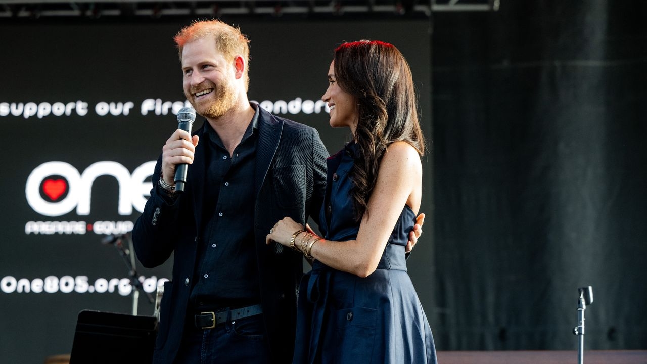 Księżna Meghan zaskakuje publicznym pojawieniem się – i tą minimalistyczną sukienką midi