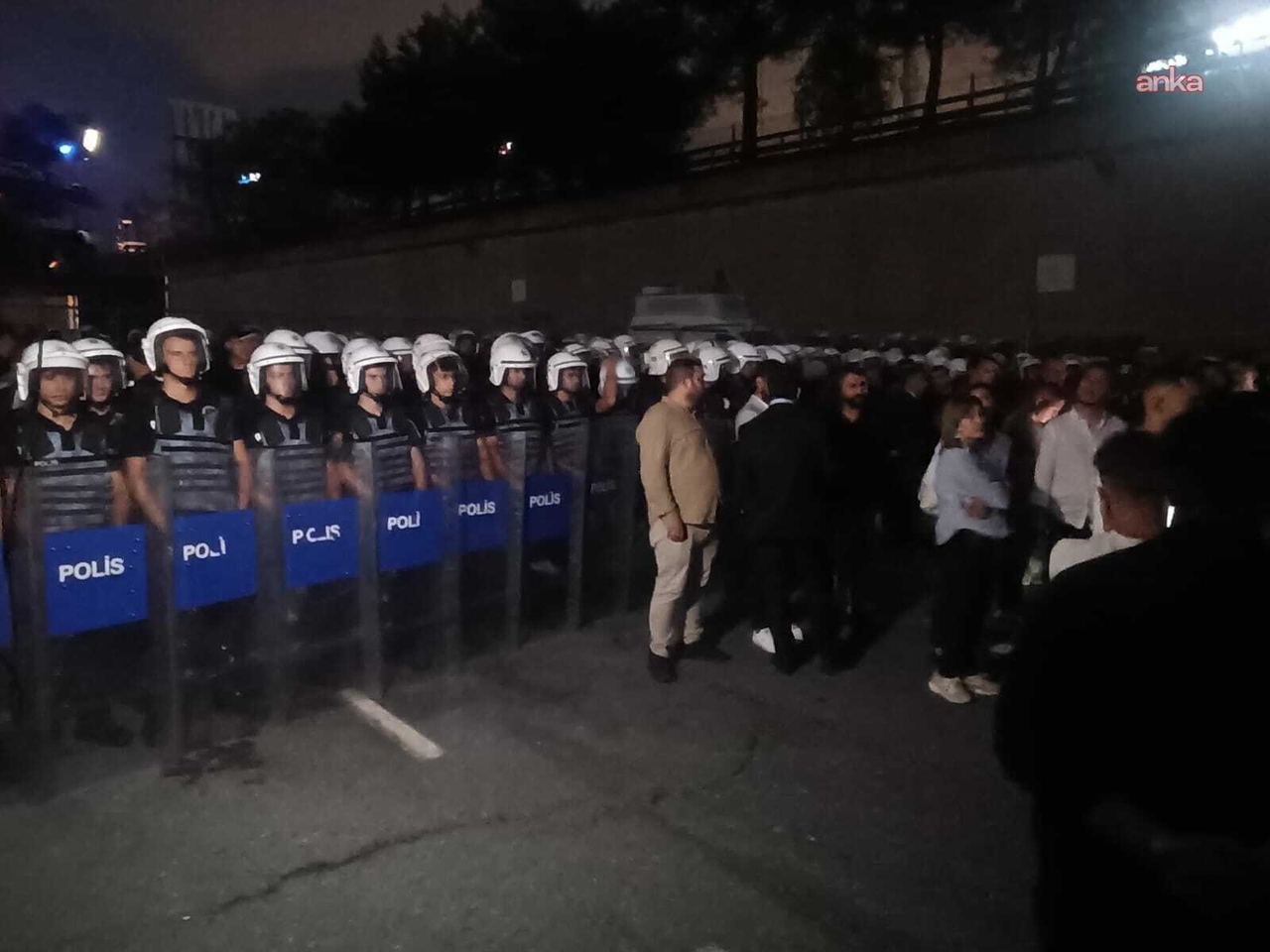 En algunos distritos de Estambul se prohibieron las manifestaciones y los actos públicos durante tres días: la sede provincial del CHP fue bloqueada.