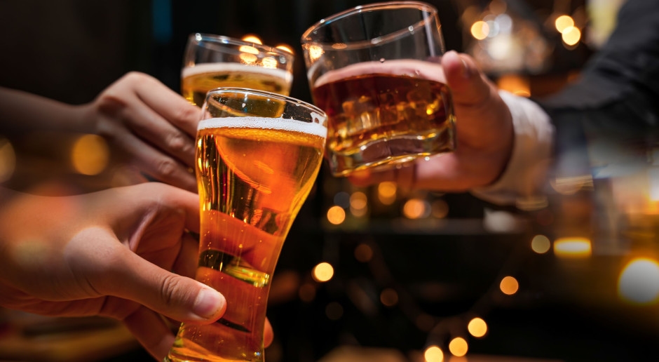 Polacy wcale nie piją najwięcej alkoholu. Gorsze jest to, co robią w trakcie