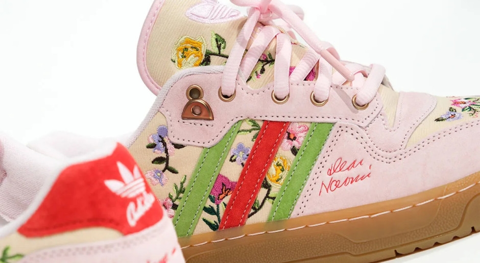 Adidas Sneaker wie aus Omas Wohnzimmer. Dieses Modell floraler Sneakers wird im Sommer 2025 ein Hit