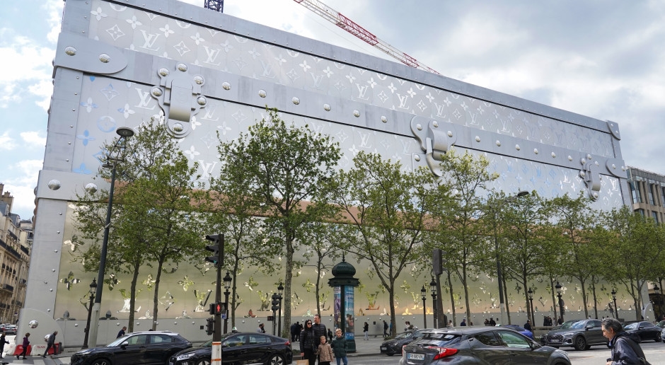 Çevreciler Champs Elysees'deki reklamlara karşı mücadele ediyor. Suçlu? Louis Vuitton ve Dev Bavul