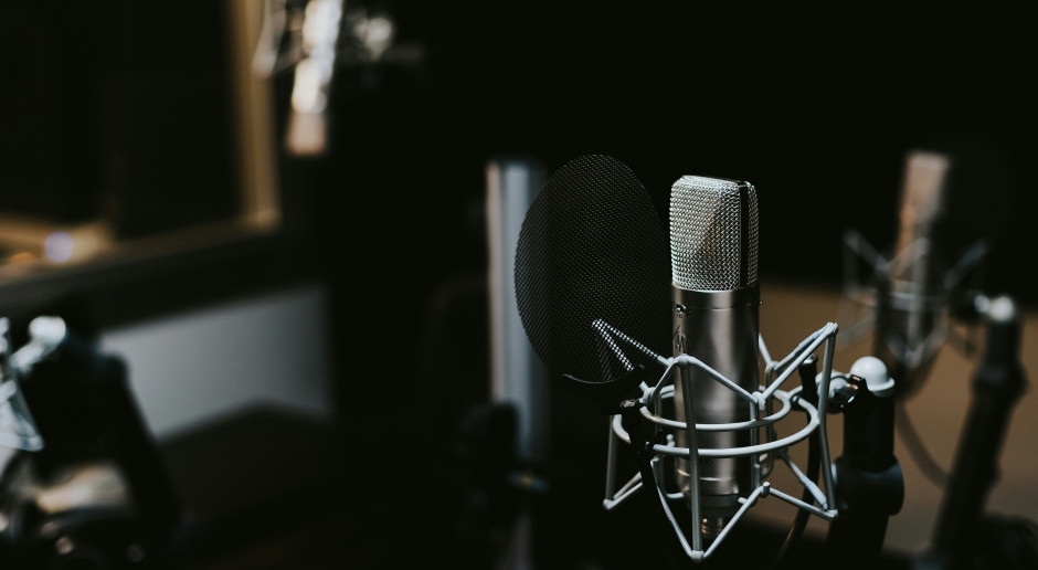 Una stazione radio australiana ha sorpreso il mondo. Hanno nascosto il fatto che uno dei presentatori era... AI