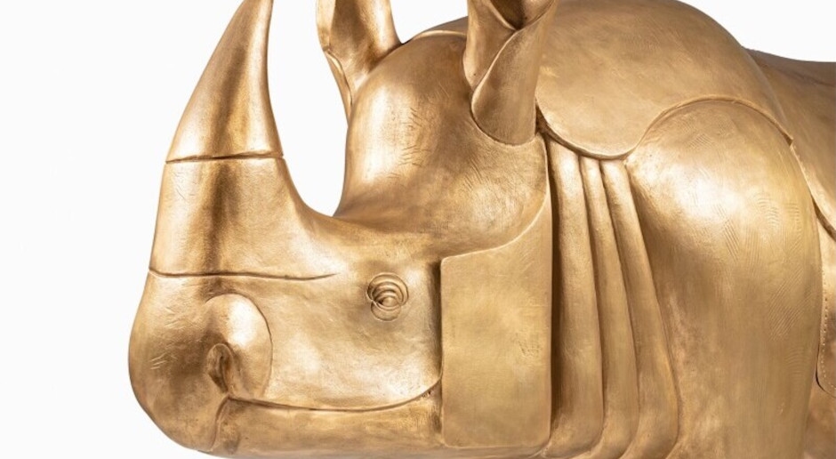 ¿Escultura o mueble extravagante? Un rinoceronte de 2,5 metros se vende por el precio de una villa de lujo.