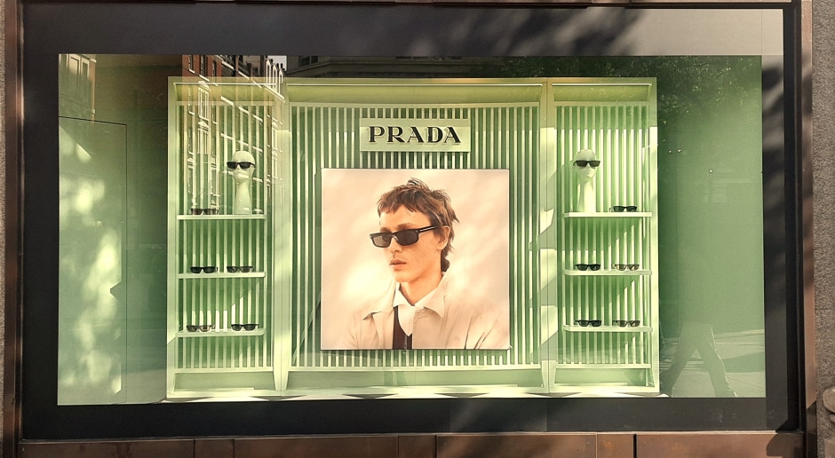 Prada w ogniu krytyki. O co chodzi z &quot;sandal scandal&quot;?