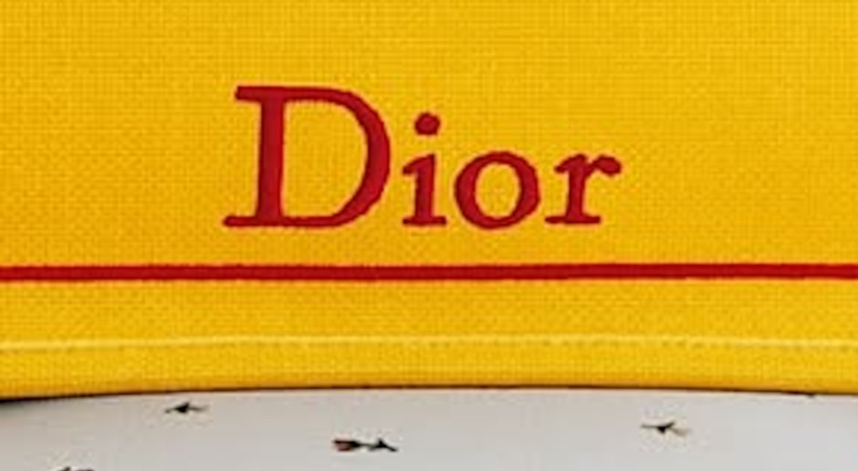 Dior lässt die Kulttasche wieder aufleben. Sie wird das Leitmotiv der gesamten Kollektion von Jonathan Anderson sein