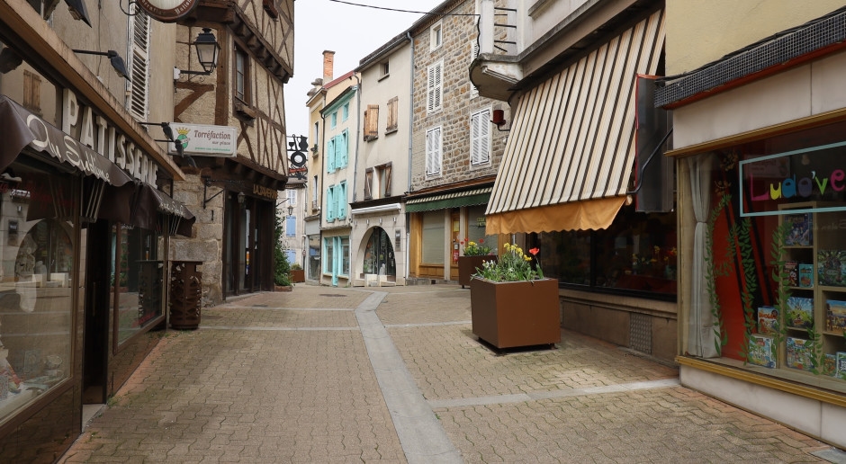 Ora puoi acquistare una casa in Francia per 1 euro. Un pittoresco villaggio accoglie nuovi residenti.