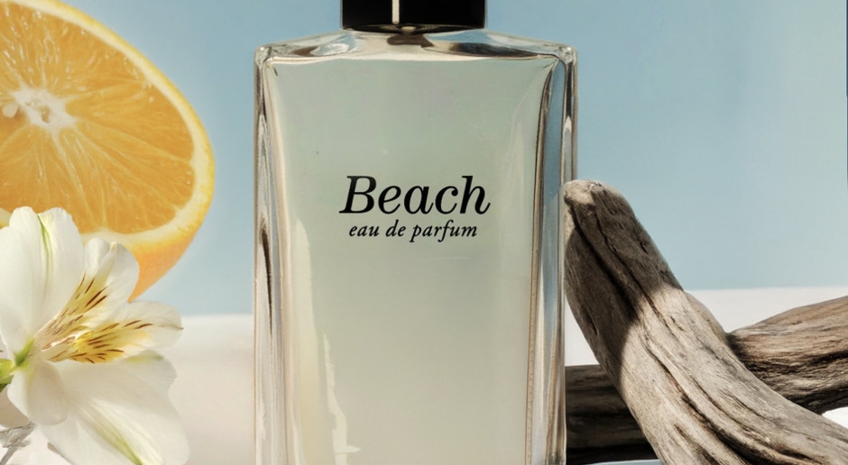 Ce parfum frais incarne l'été en flacon. Ses notes fruitées et florales séduisent par leur légèreté.
