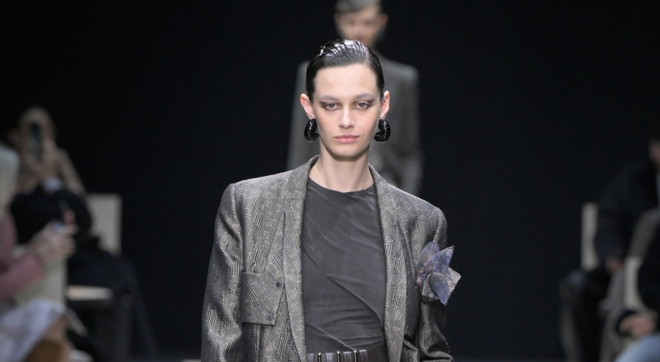 Want to look stylish and elegant? Wear Armani-style trousers this fall!