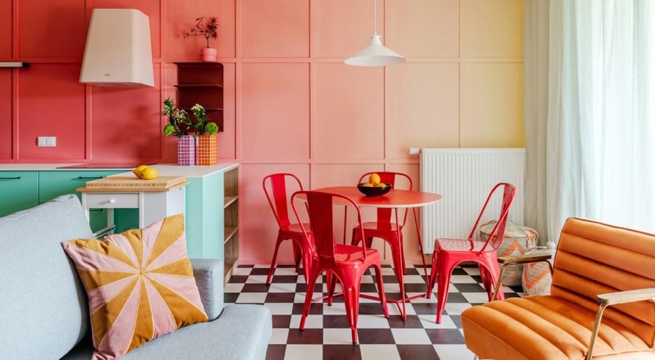 INTERIOR DA SEMANA: Um sonho californiano no bairro de Wola, em Varsóvia - cores, detalhes e muita inspiração cinematográfica