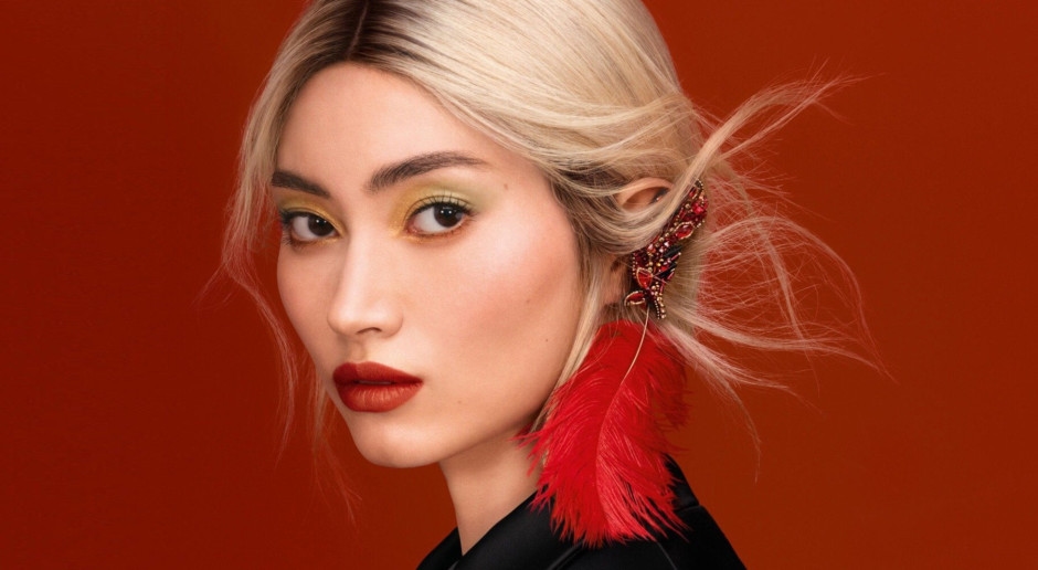Guerlain presents its Fall 2025 makeup collection. Bird feathers and jewelry embroidery are like small works of art.
