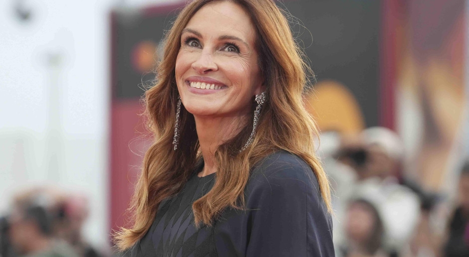 BEM OLHA: Julia Roberts surpreende em Veneza com criação do novo diretor da Versace