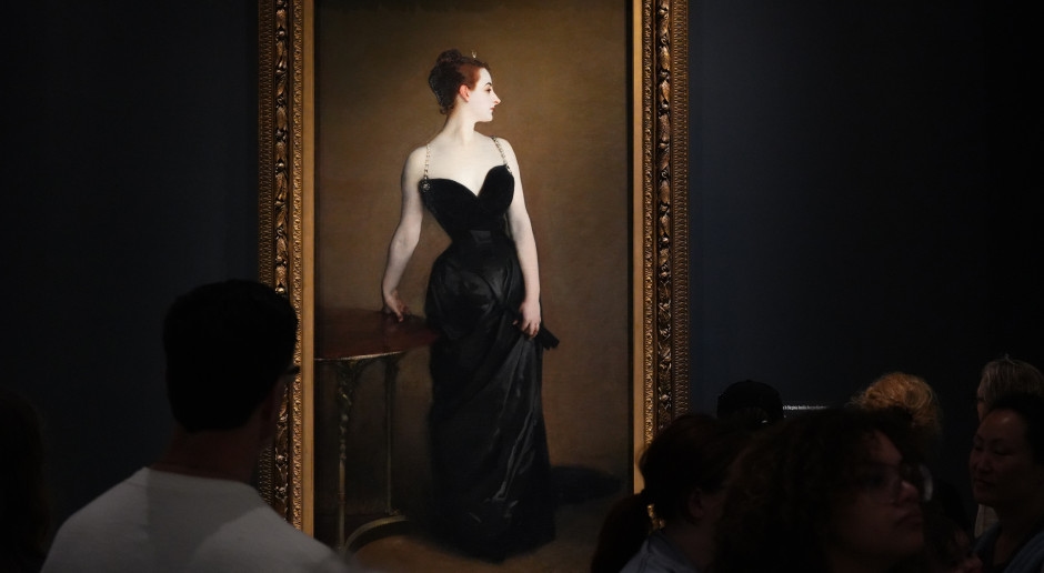 O escandaloso de preto voltou a Nova York. Anos atrás, um escândalo em Paris, hoje um ícone amado por milhões.